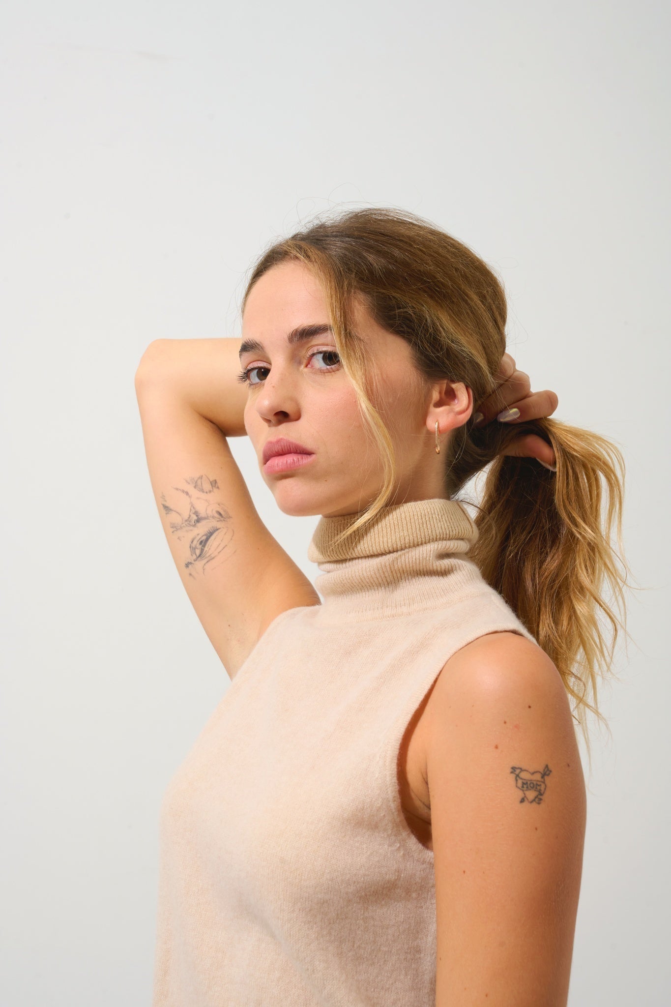 CAPUCIN sleeveless turtleneck sweater sand 100% cashmere