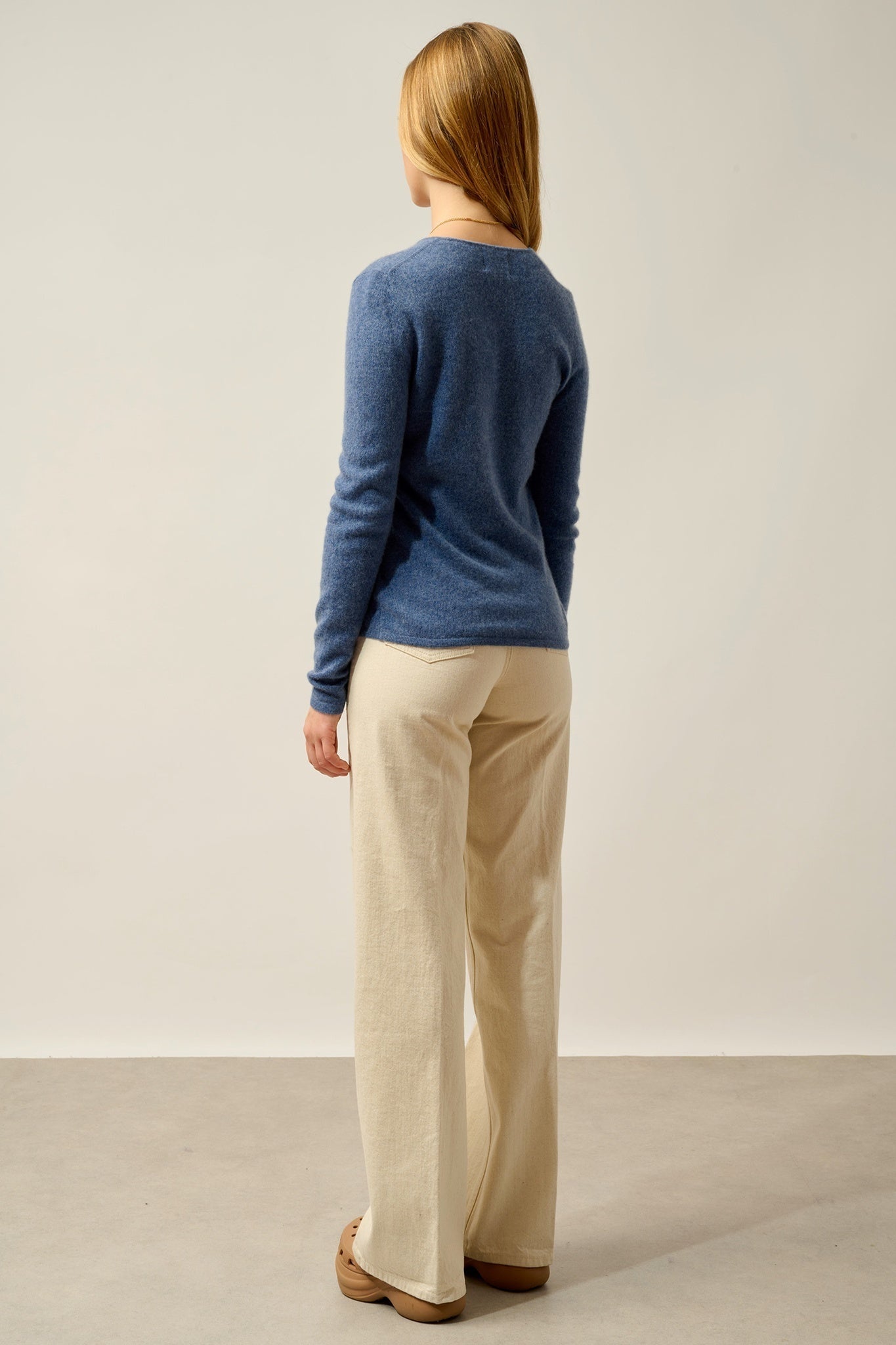 CHALAIS Strickjacke mit V-Ausschnitt in Denimblau aus 100% Kaschmir