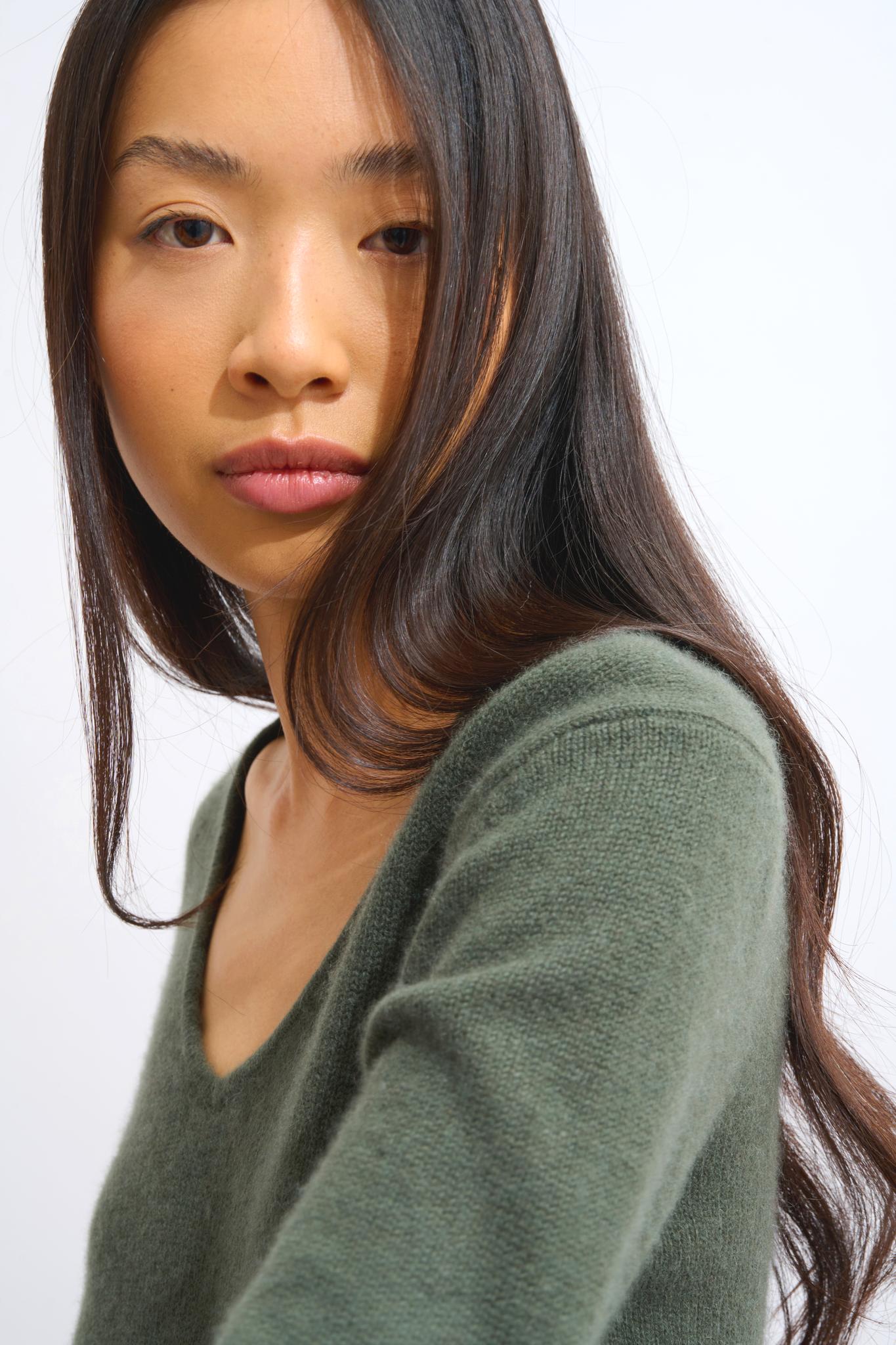 CHELSEA pull col v 4 fils kaki 100% cachemire