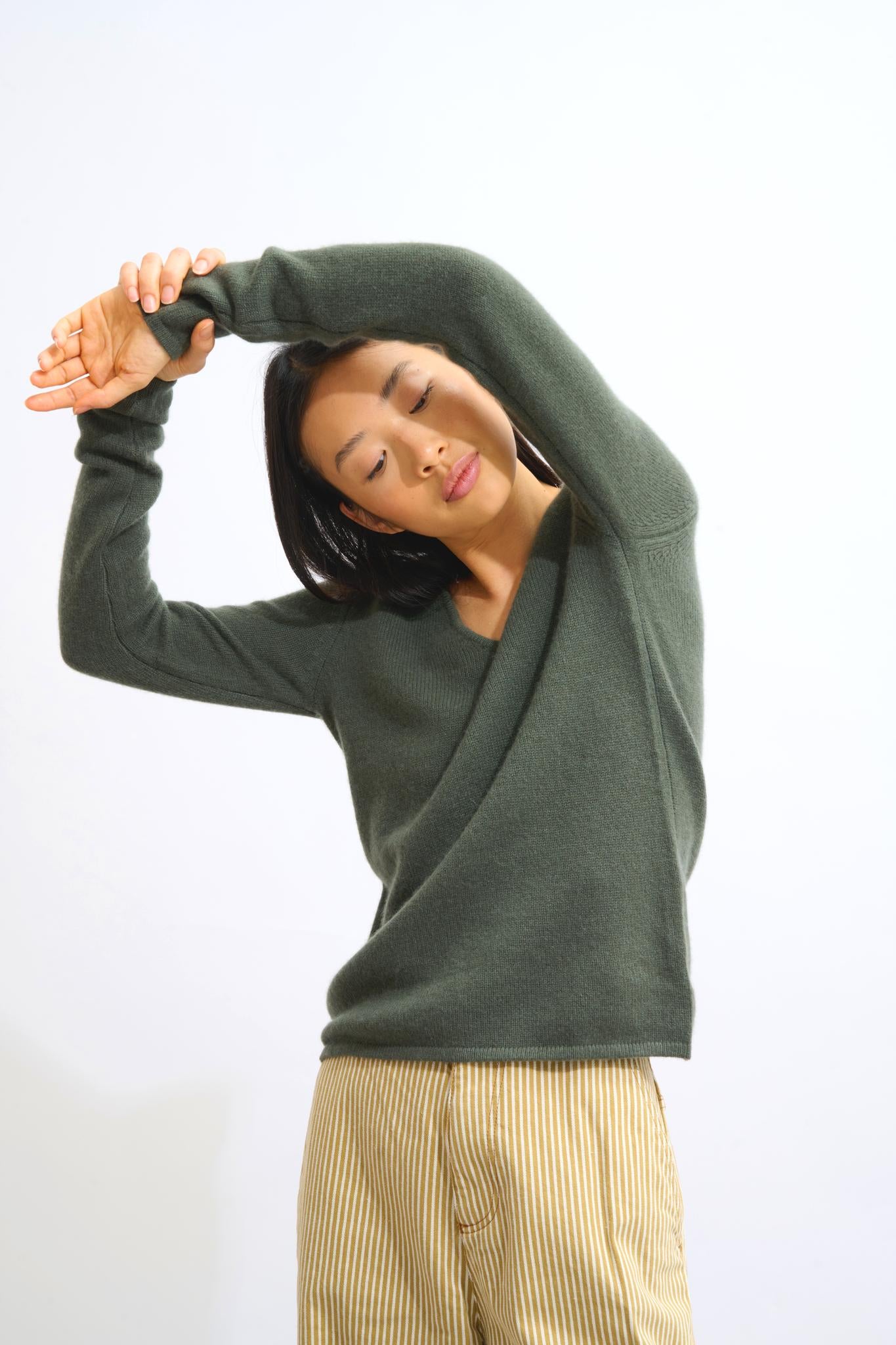 CHELSEA pull col v 4 fils kaki 100% cachemire