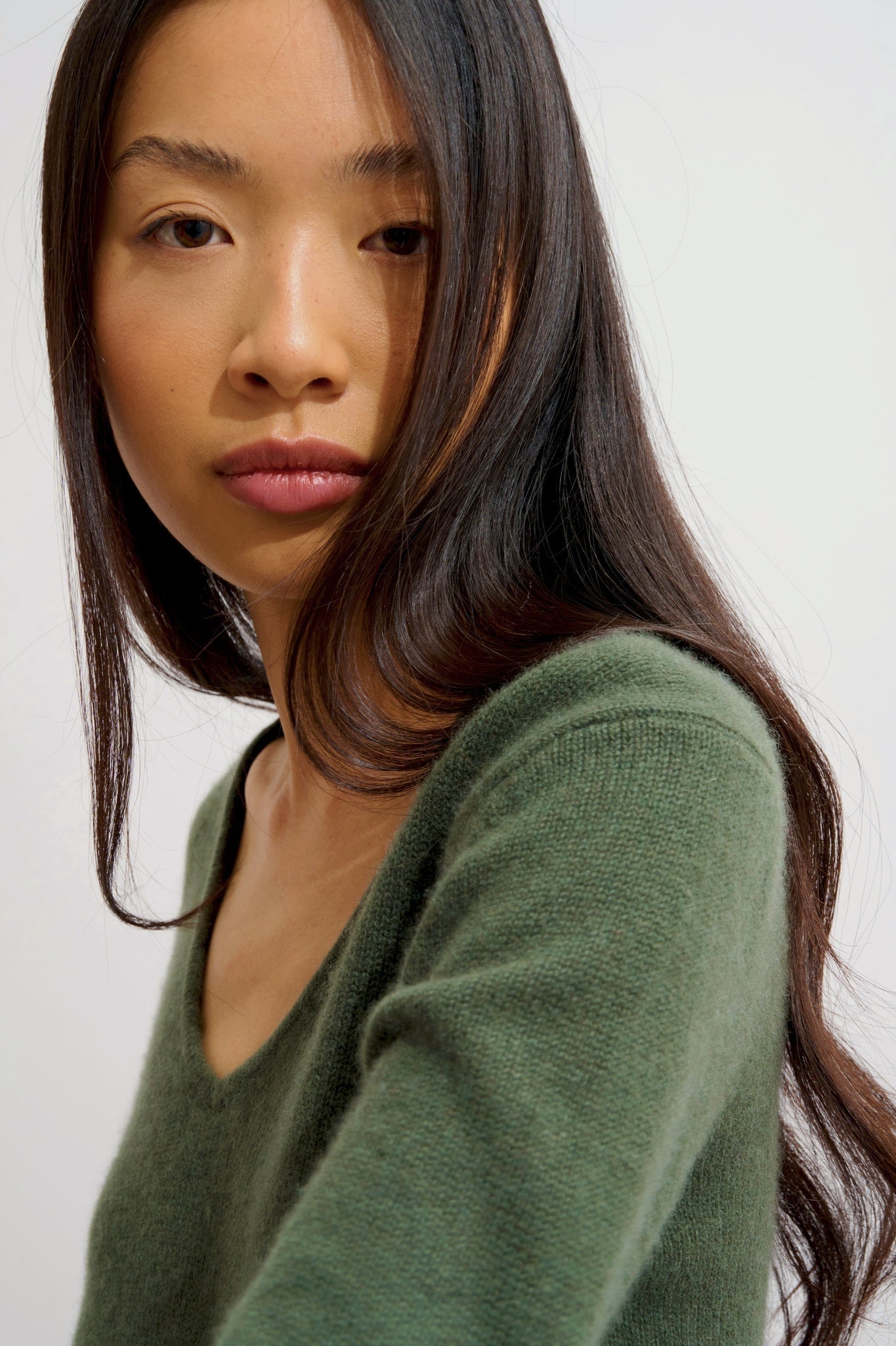 CHELSEA pull col v 4 fils kaki 100% cachemire