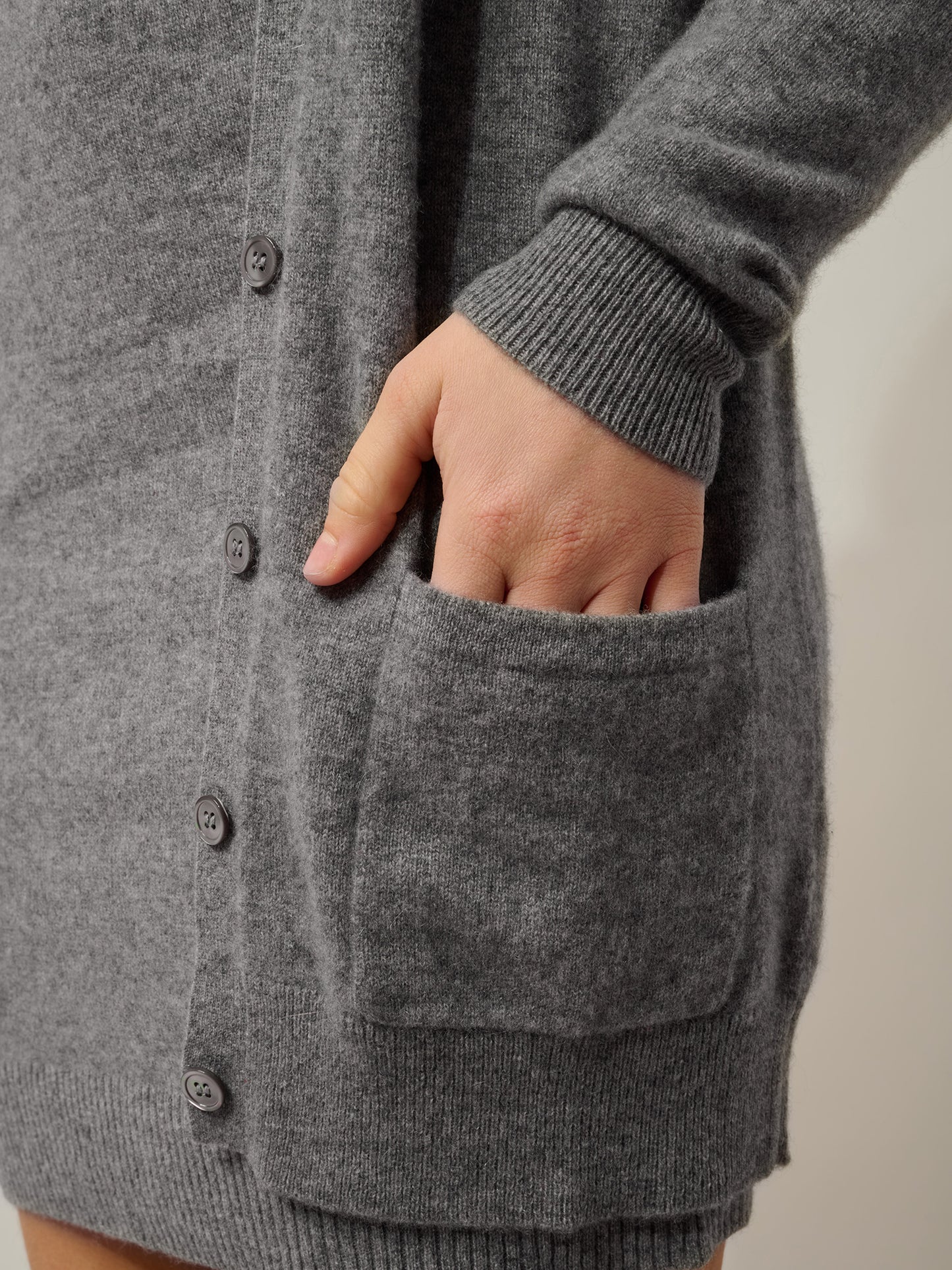 CIMET V-neck cardigan in heathered flannel, 100% cashmere
