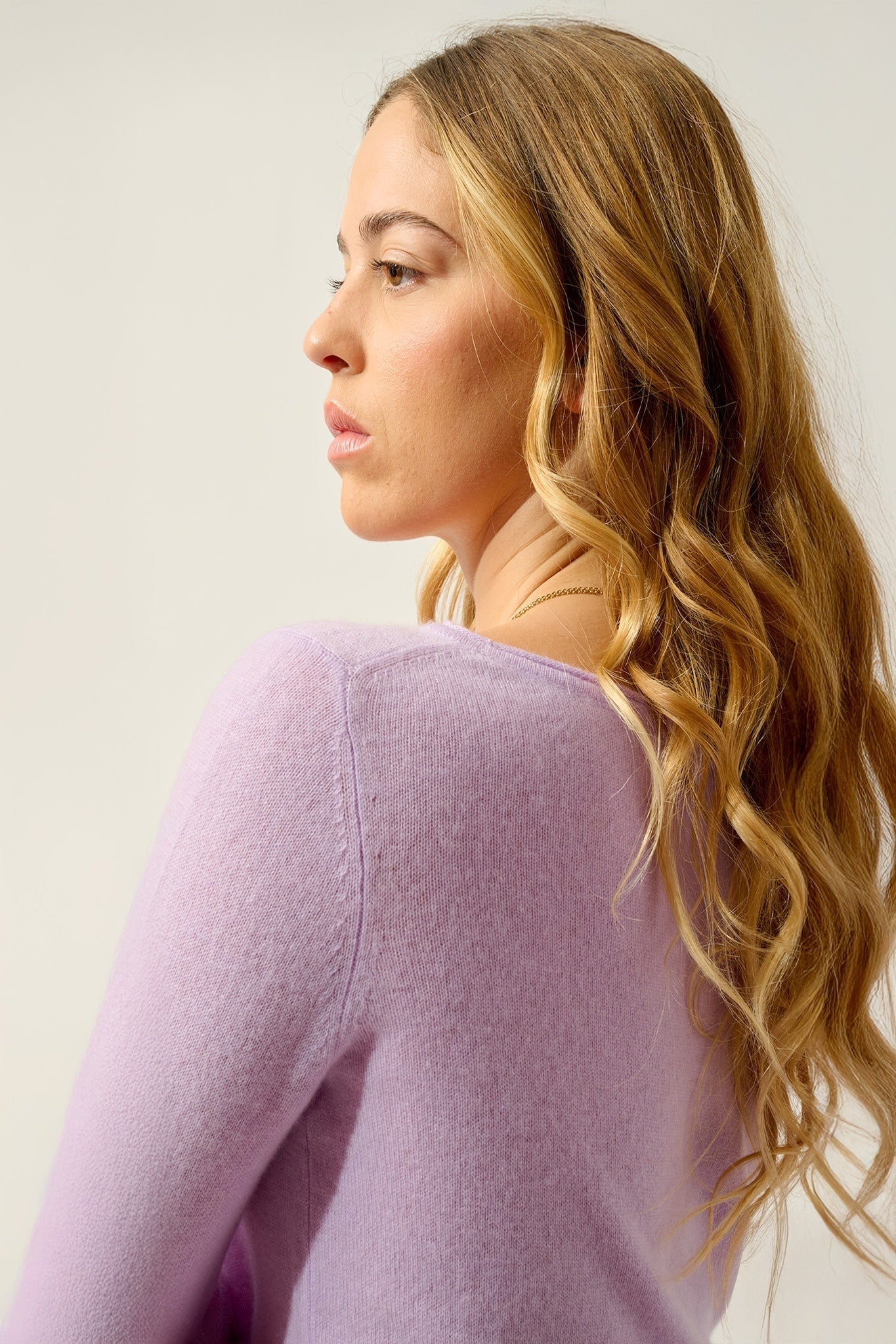 CRIOU Pullover mit mauvefarbenem U-Boot-Ausschnitt aus 100% Kaschmir