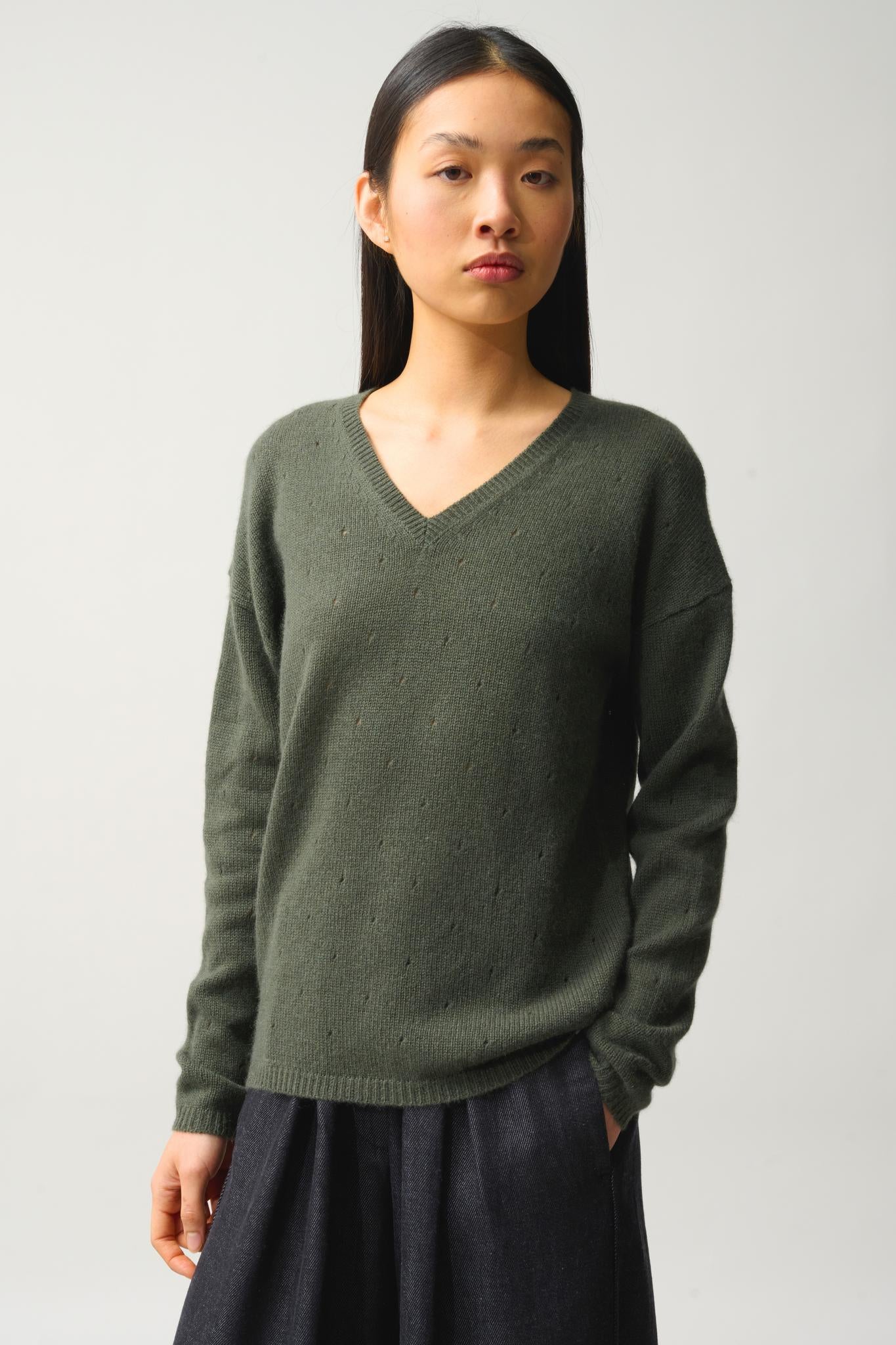 DOTY 4-thread khaki v-neck sweater 100% cashmere