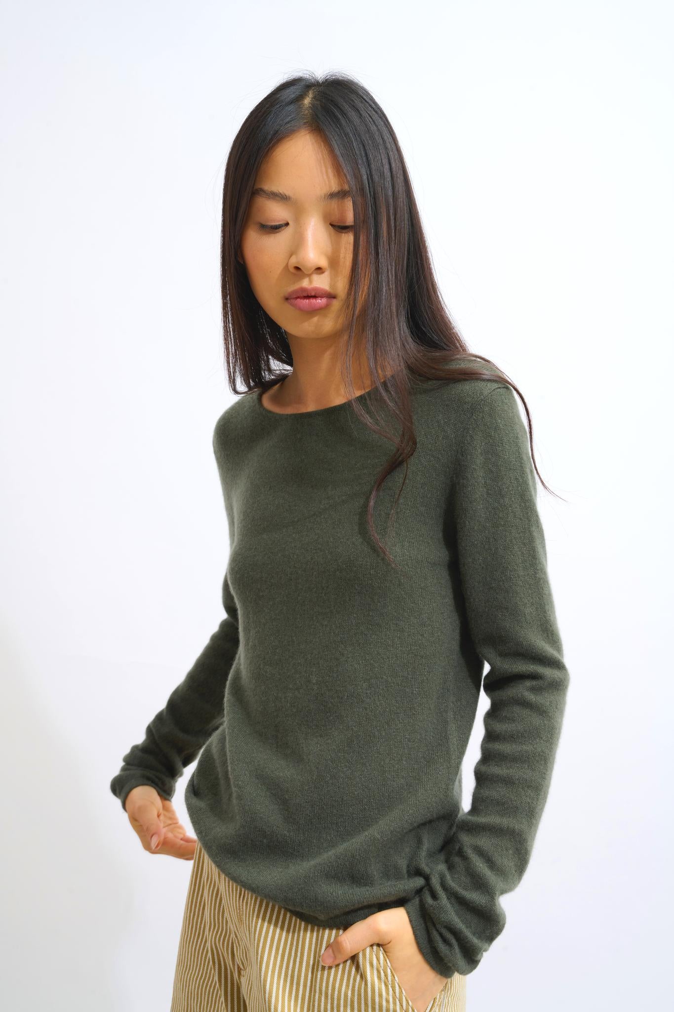 EPÉNA khaki round-neck sweater 100% cashmere
