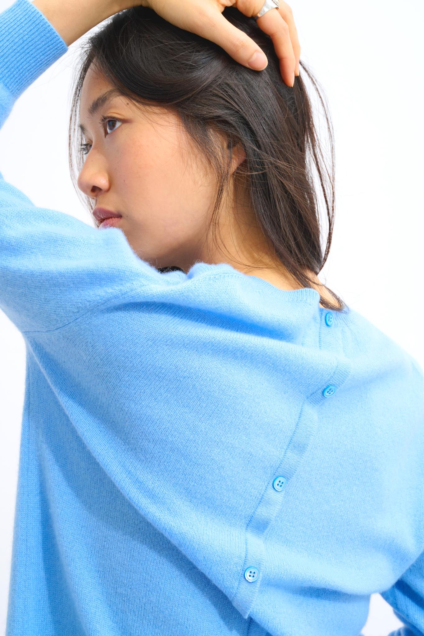 ESTARIS pull col rond boutonné dos baby blue 100% cachemire