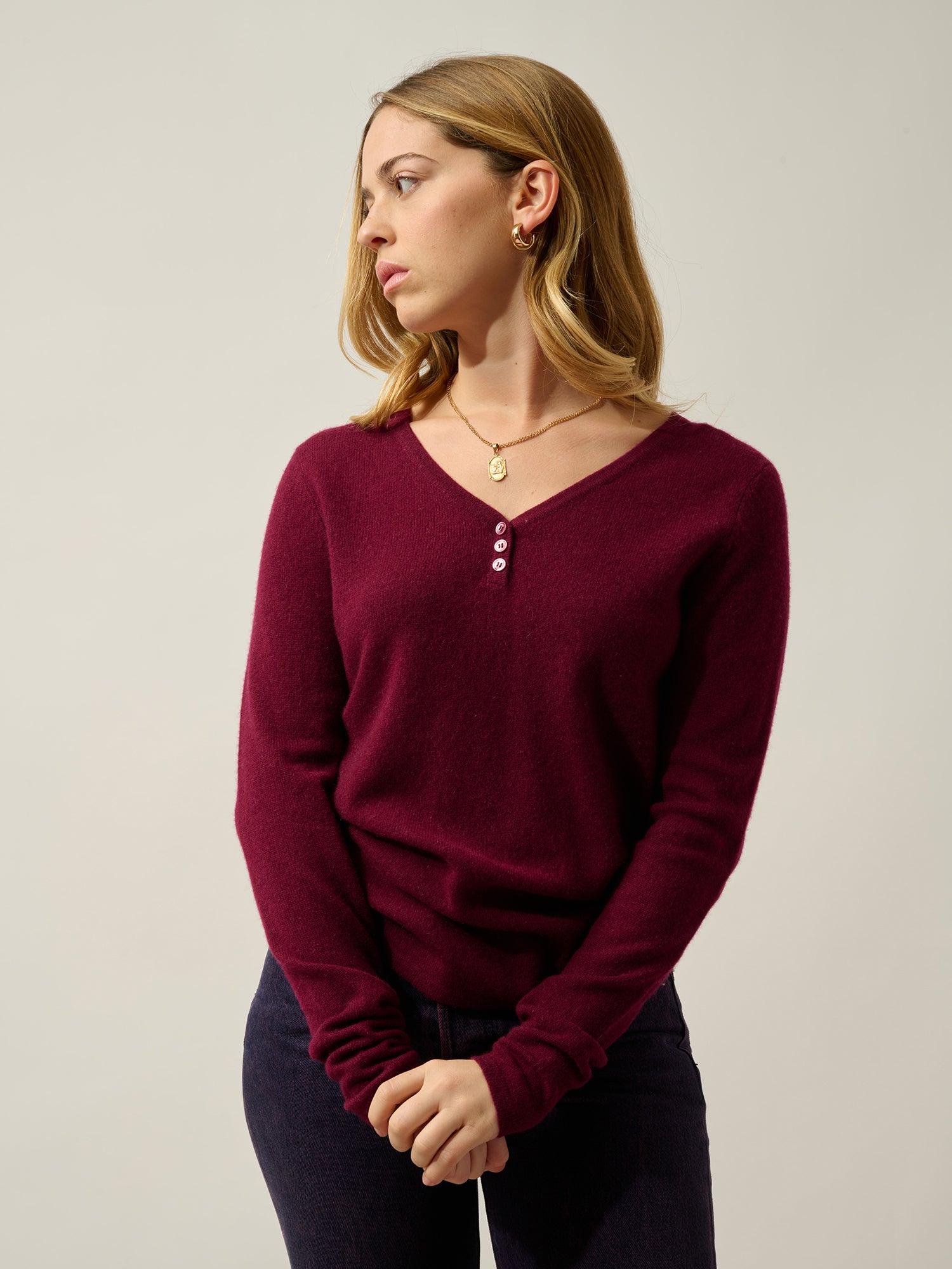 GABLE Pullover mit V-Ausschnitt und Knöpfen in Bordeaux 100% Kaschmir