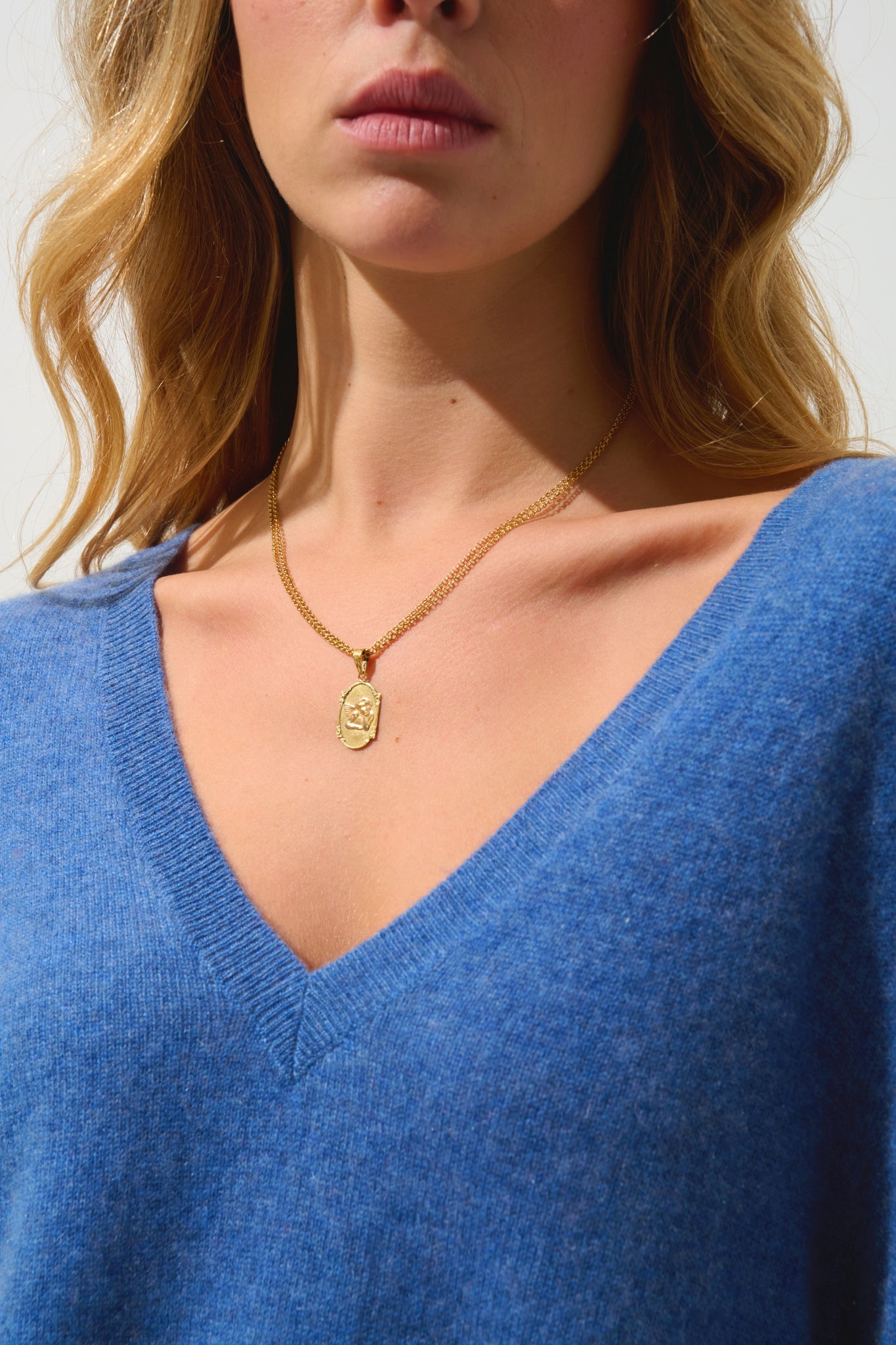 GIEGN pull col v devant et dos bleu denim 100% cachemire