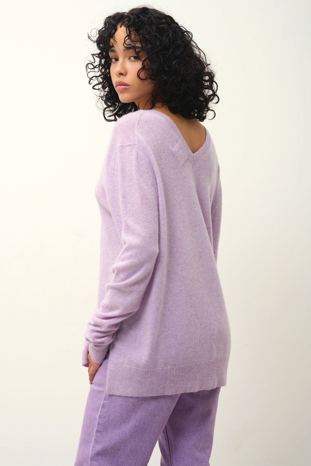 GIEGN Pullover mit V-Ausschnitt vorne und hinten mauve meliert 100% Kaschmir