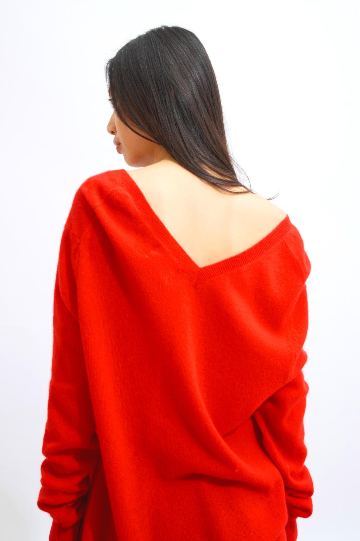GIEGN red v-neck sweater 100% cashmere