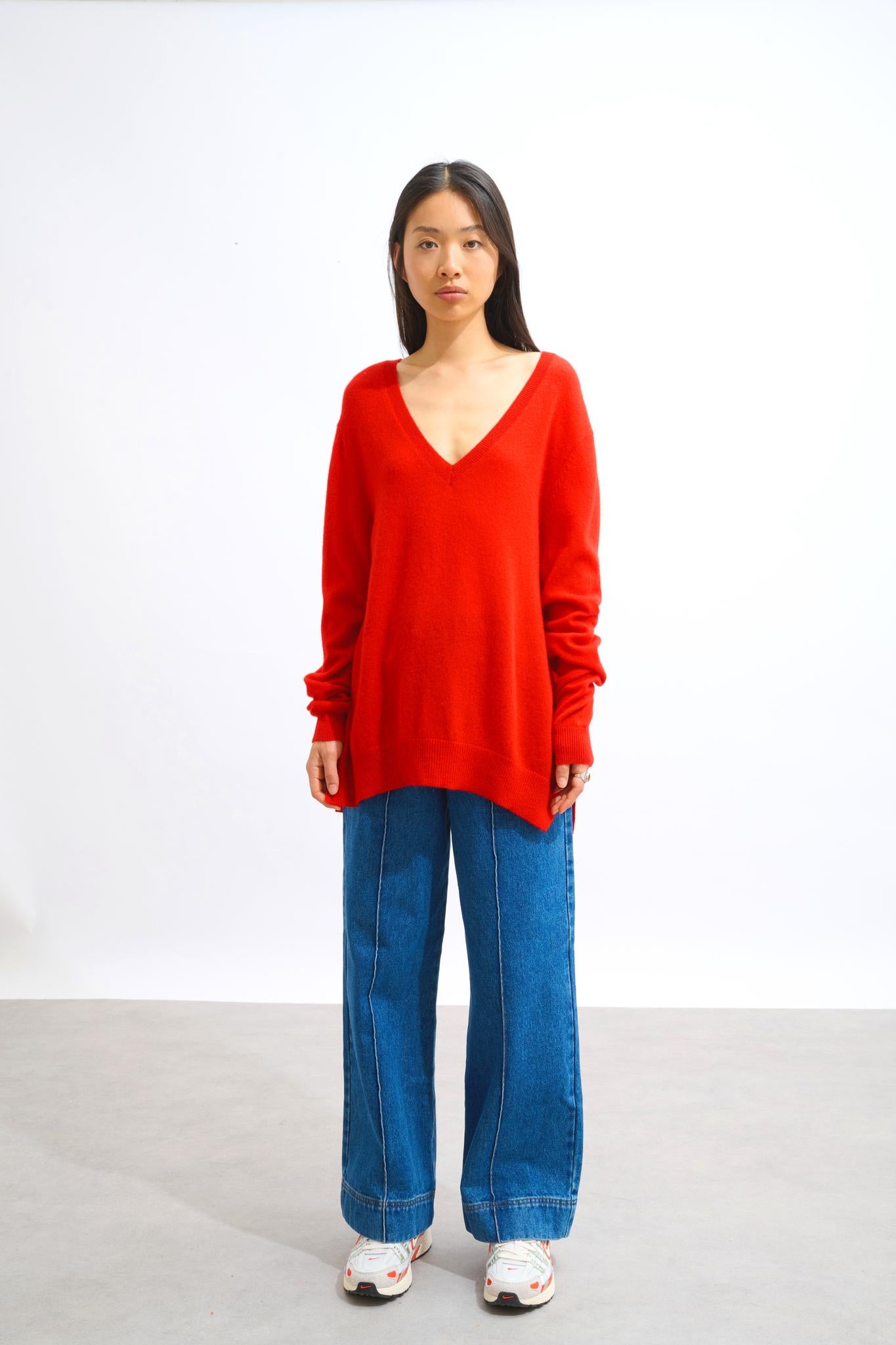 GIEGN red v-neck sweater 100% cashmere