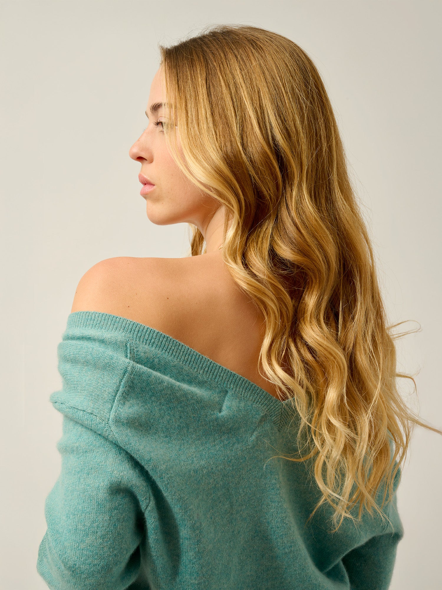 GIEGN Pullover mit V-Ausschnitt vorne und hinten grün meliert 100% Kaschmir