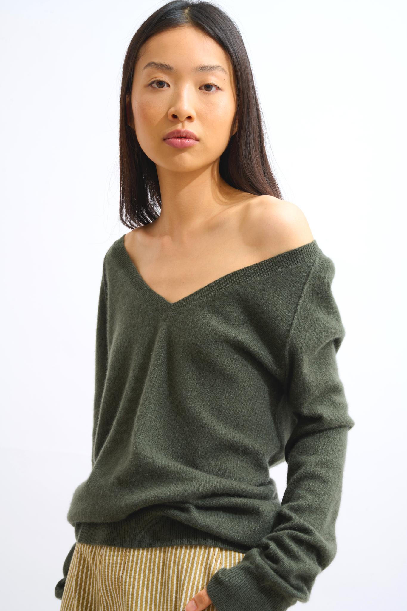 GIUSALET khaki v-neck sweater 100% cashmere