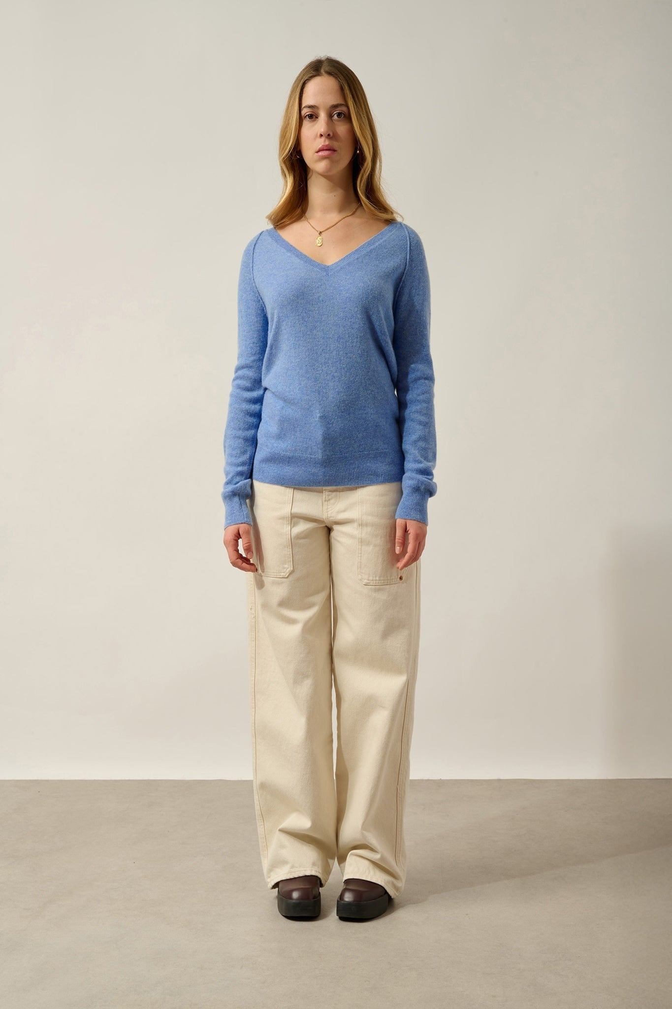 GIUSALET Himmelblauer Pullover mit V-Ausschnitt, 100 % Kaschmir