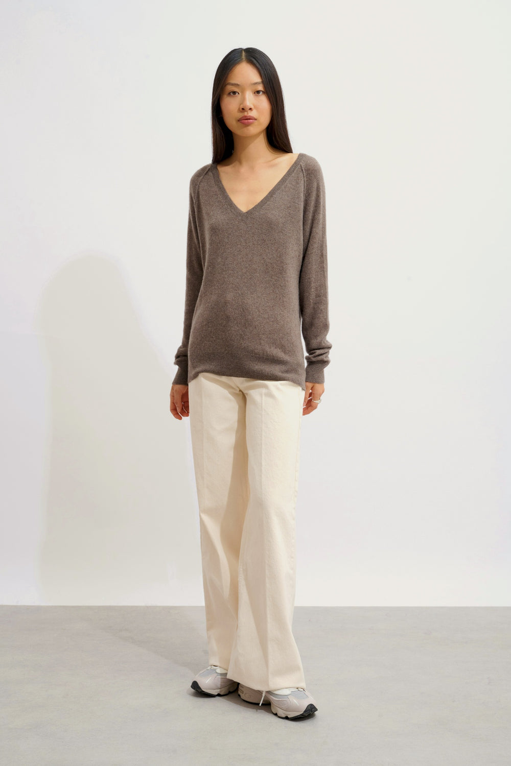 GIUSALET V-neck sweater in heathered taupe, 100% cashmere