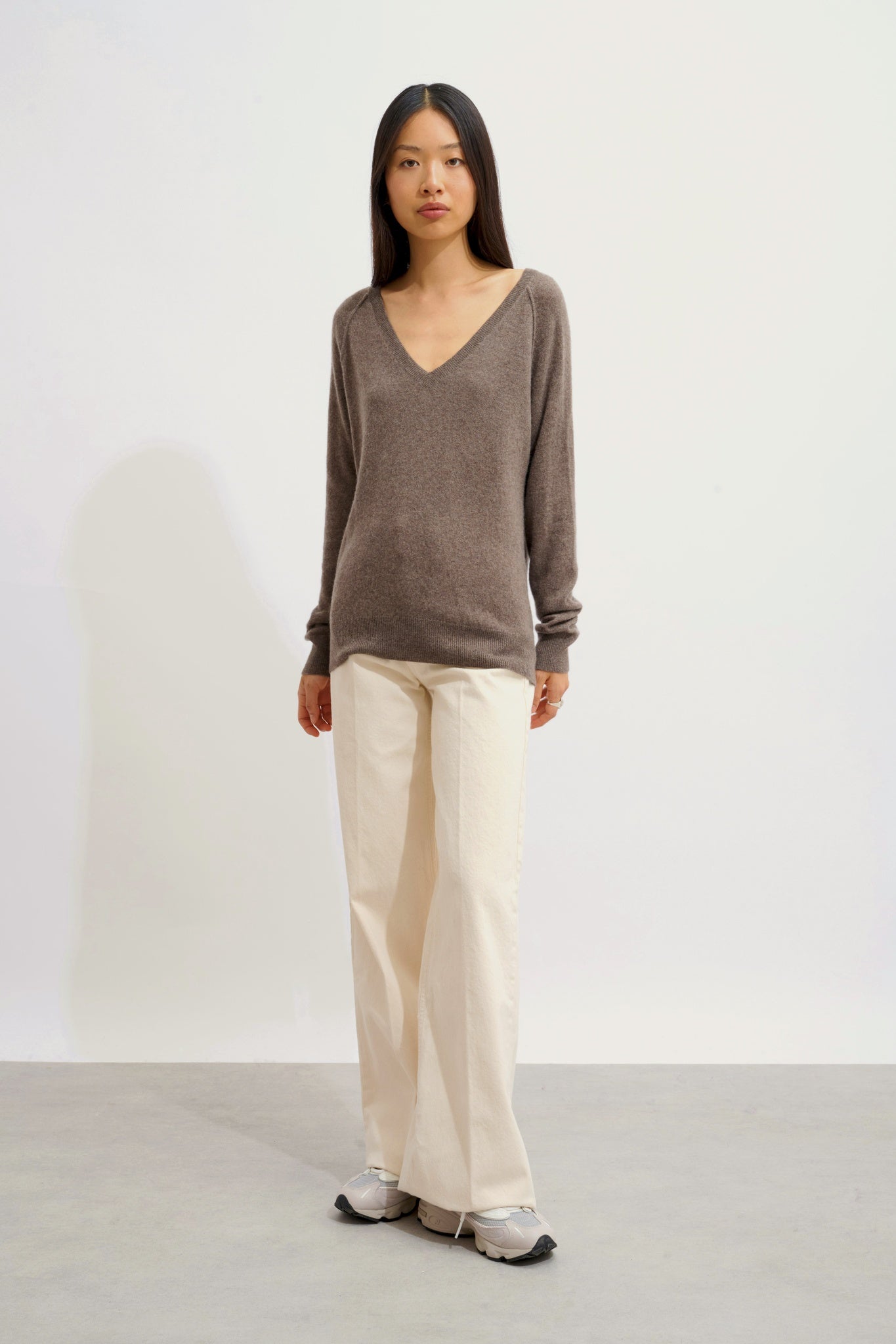 GIUSALET V-neck sweater in heathered taupe, 100% cashmere