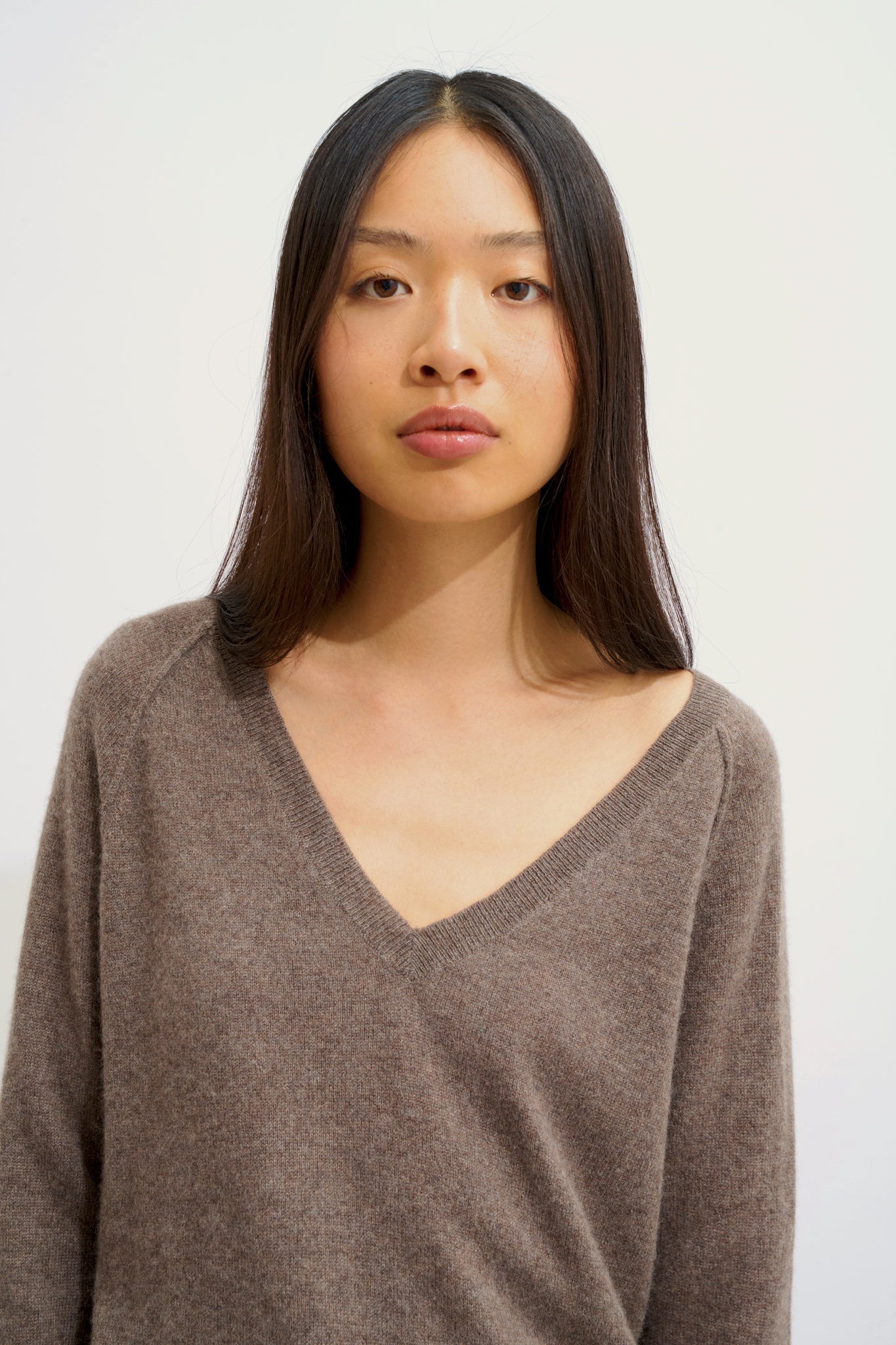 GIUSALET V-neck sweater in heathered taupe, 100% cashmere
