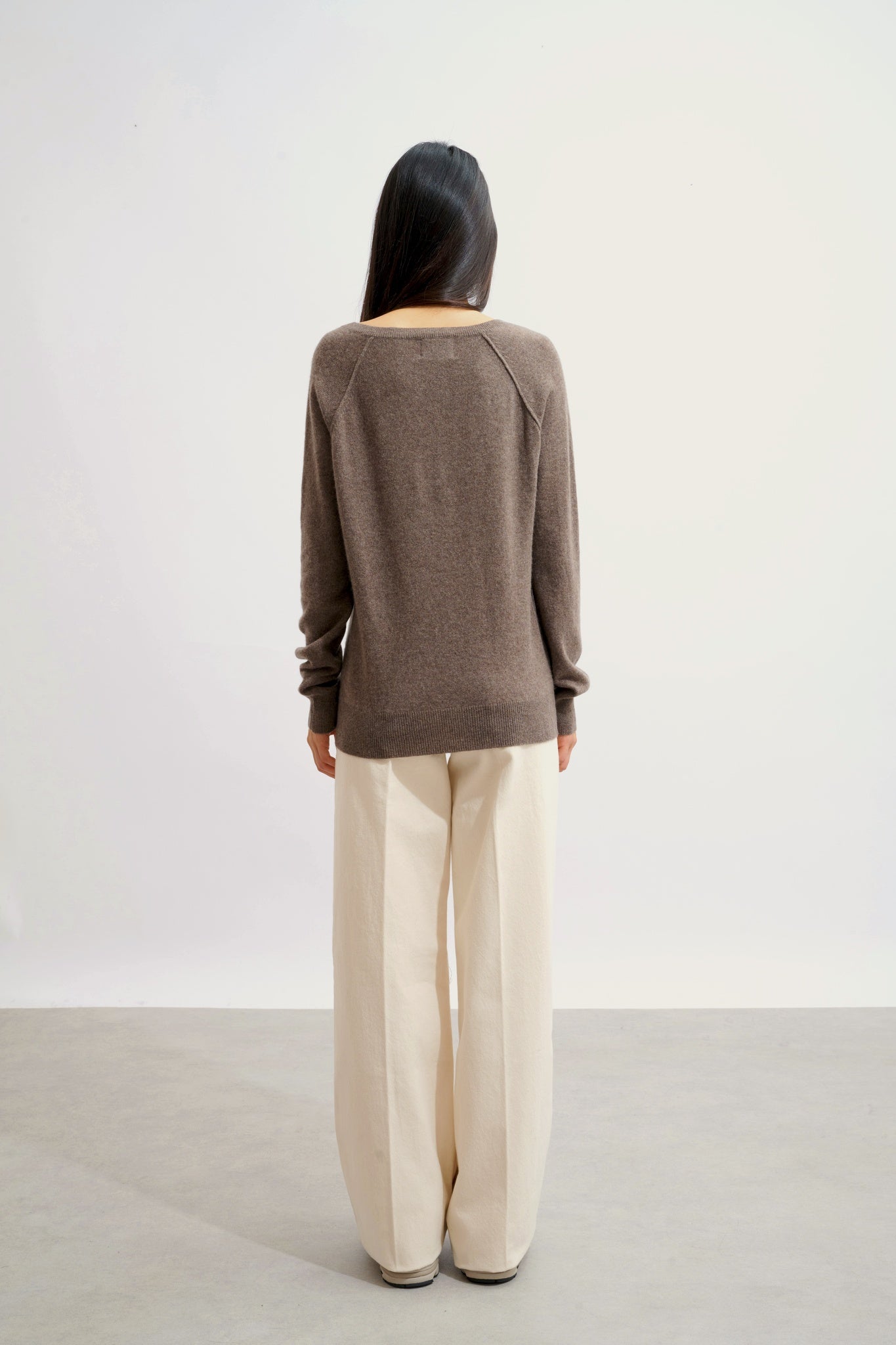 GIUSALET V-neck sweater in heathered taupe, 100% cashmere