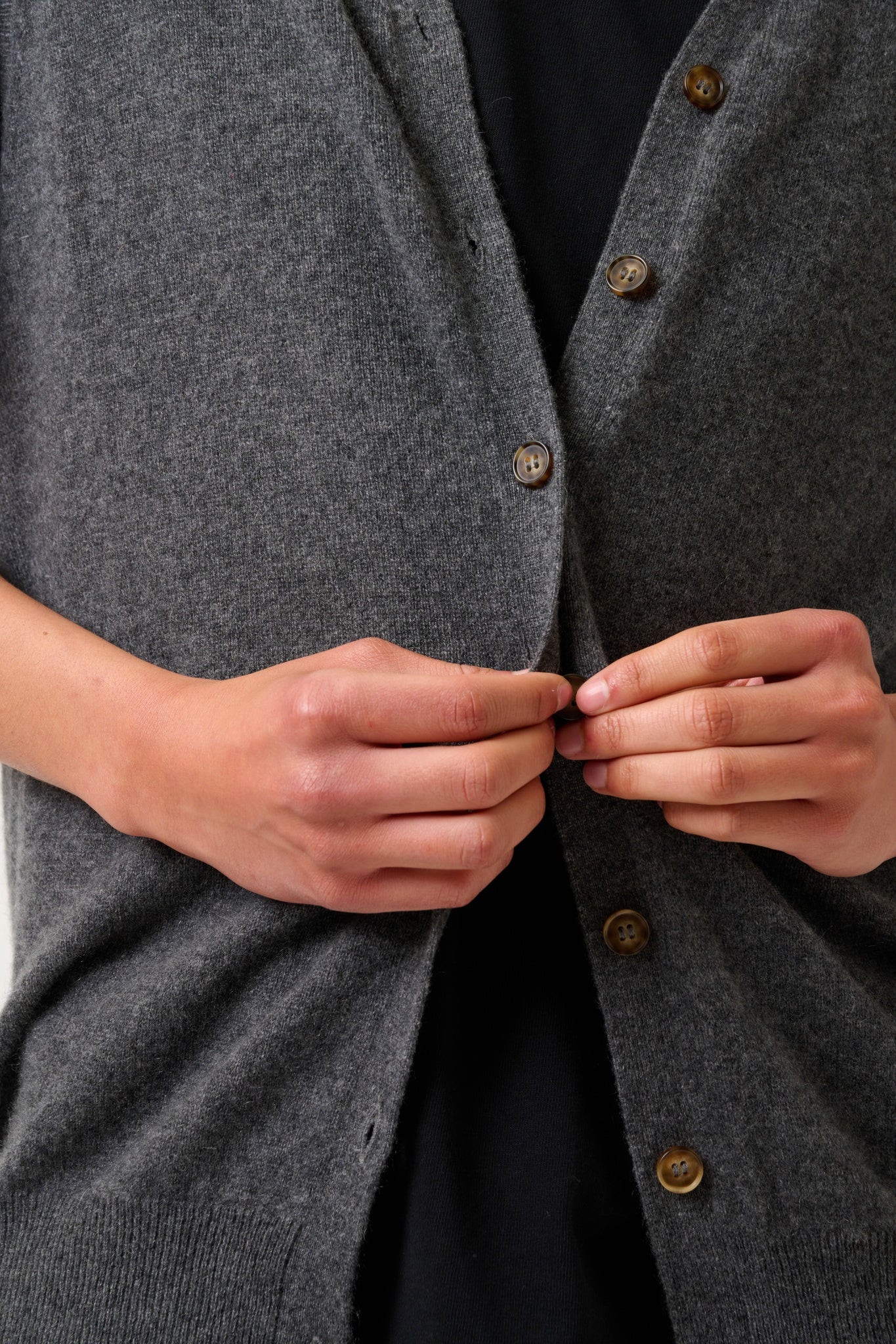 HUGO cardigan col v sans manches anthracite chiné 100% cachemire