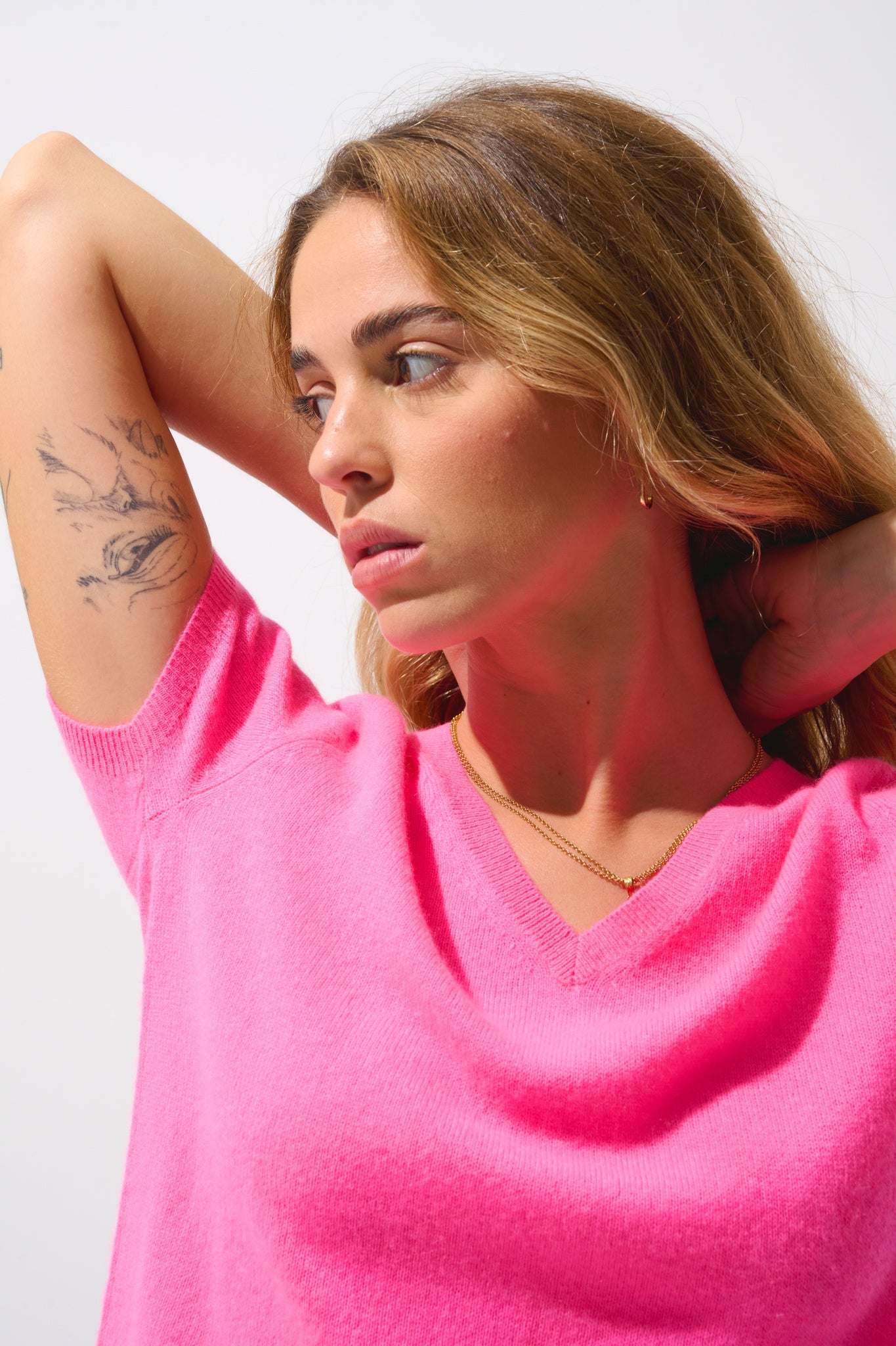 KALI t-shirt col v rose fluo 100% cachemire