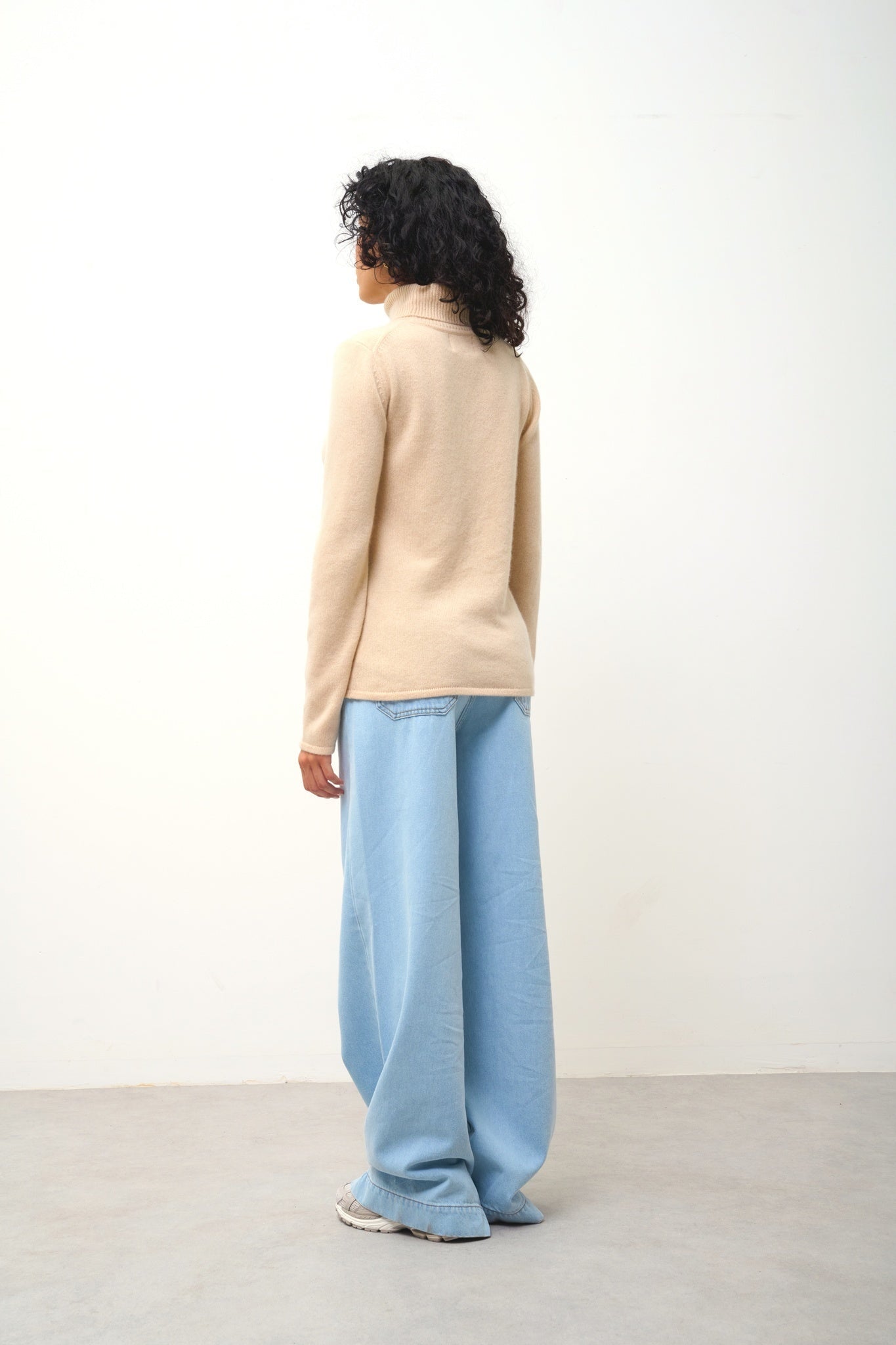 LINDA 4-thread roll-neck sweater sand 100% cashmere