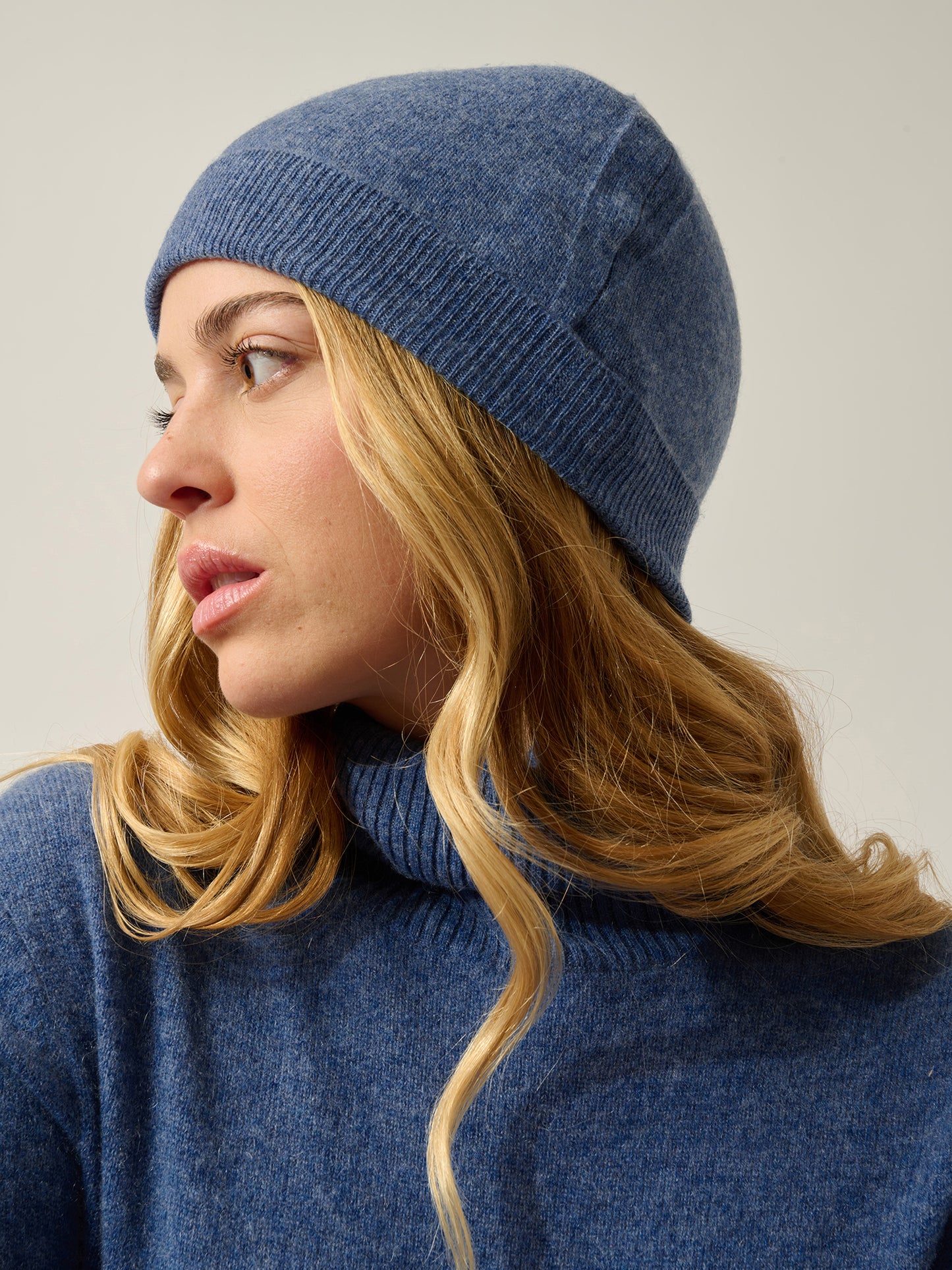 MANTI bonnet bleu denim 100% cachemire