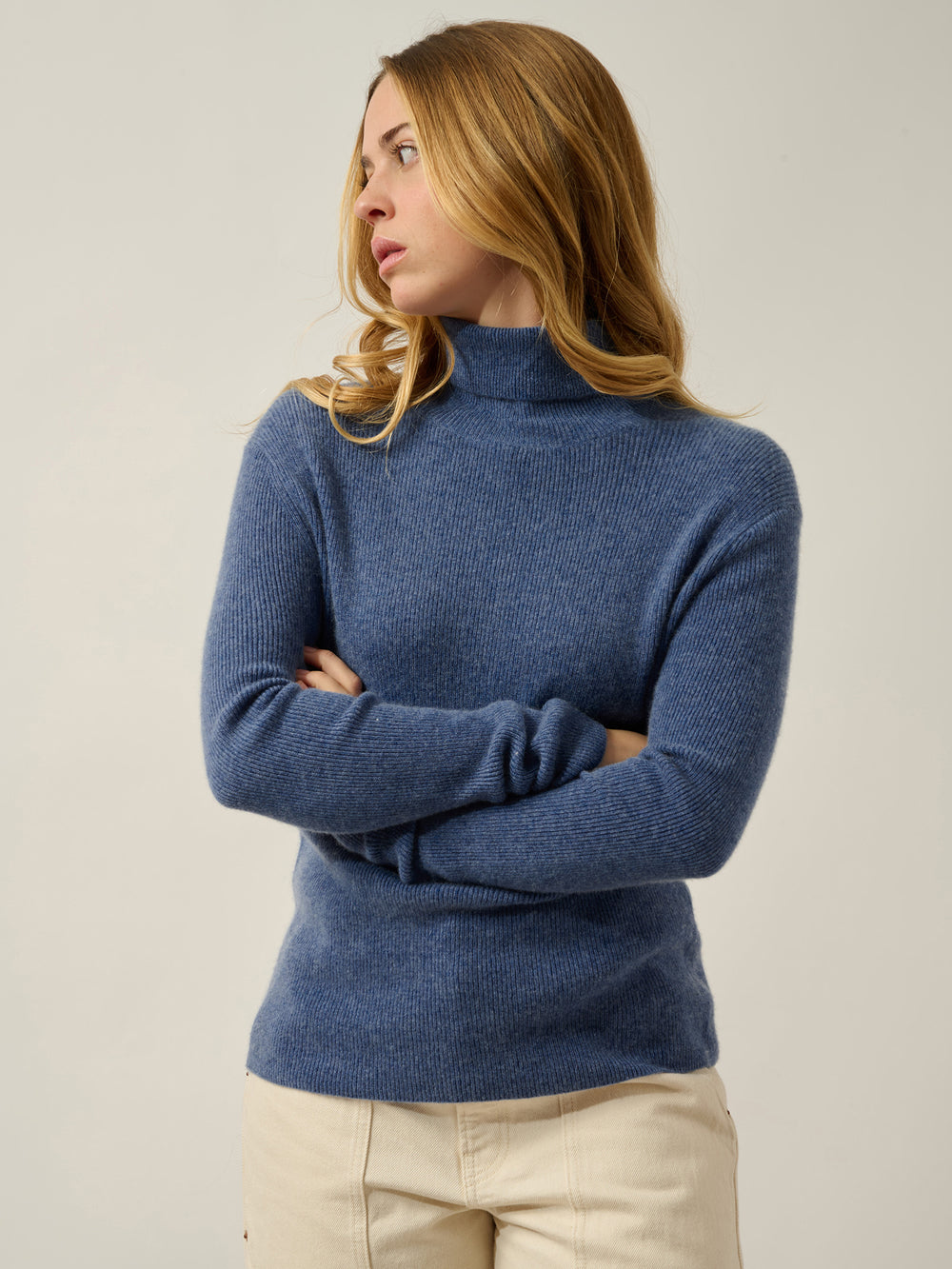 SUZIE pull col roulé bleu denim 100% cachemire