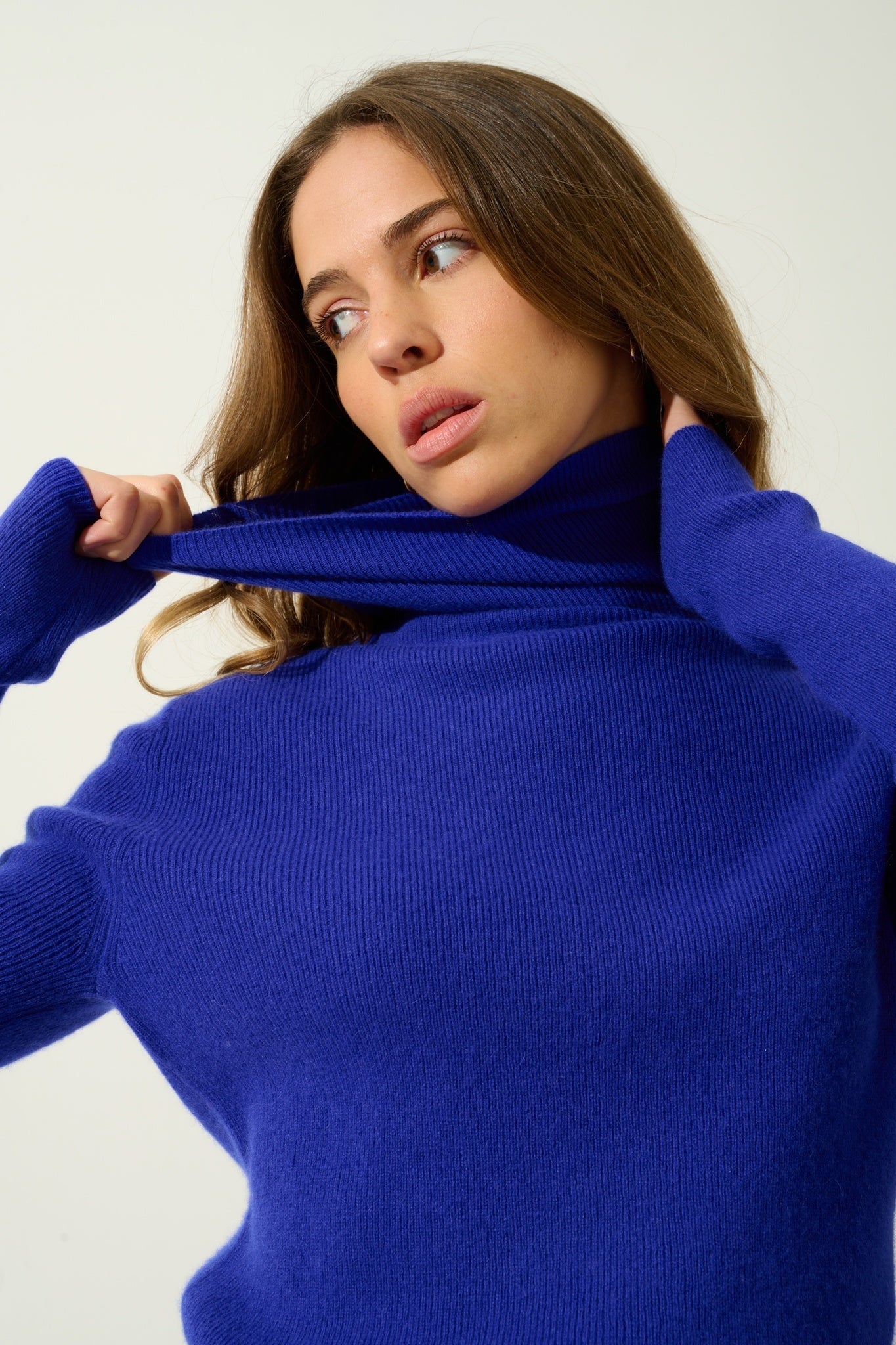 SUZIE pull col roulé indigo 100% cachemire