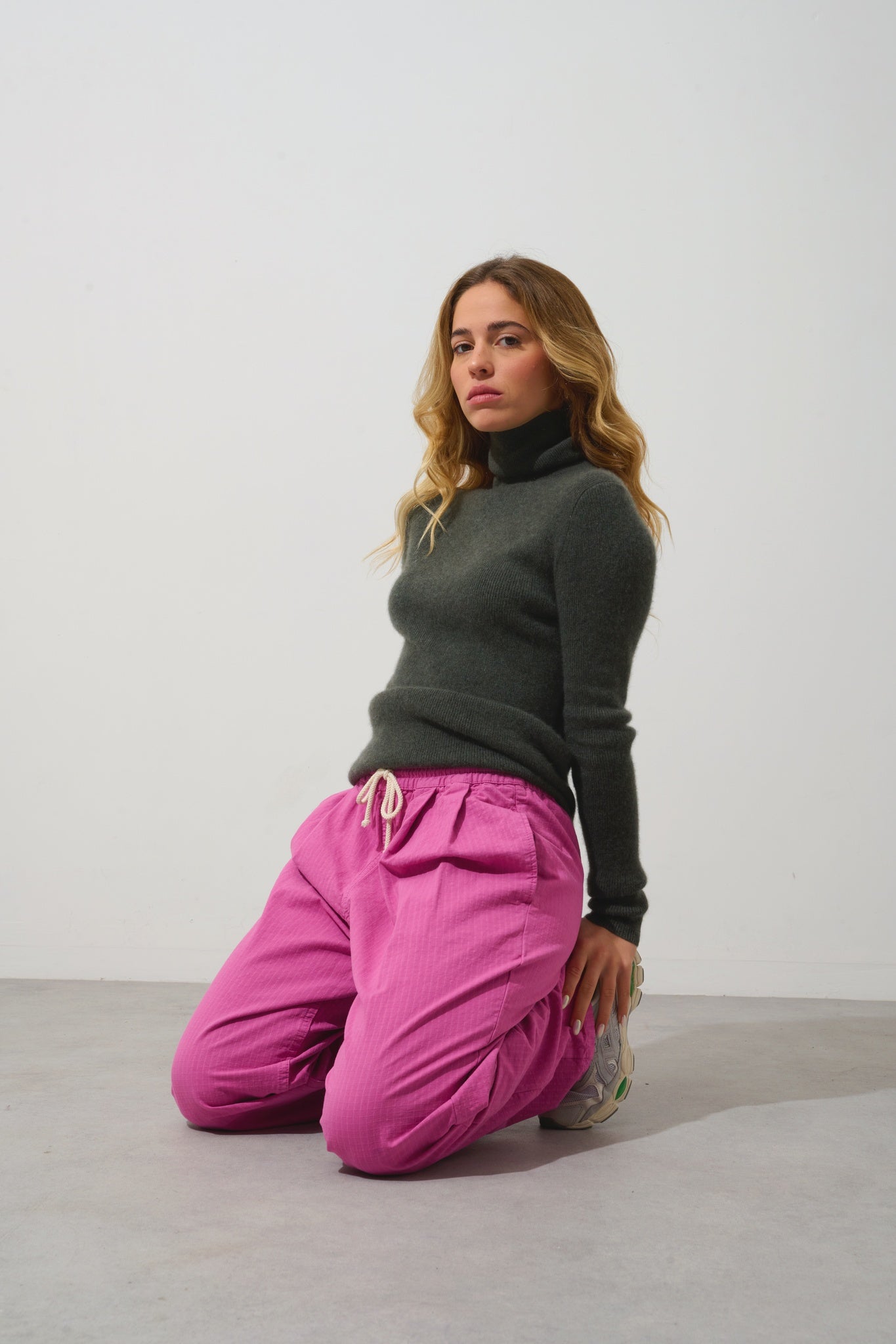 SUZIE pull col roulé kaki chiné 100% cachemire