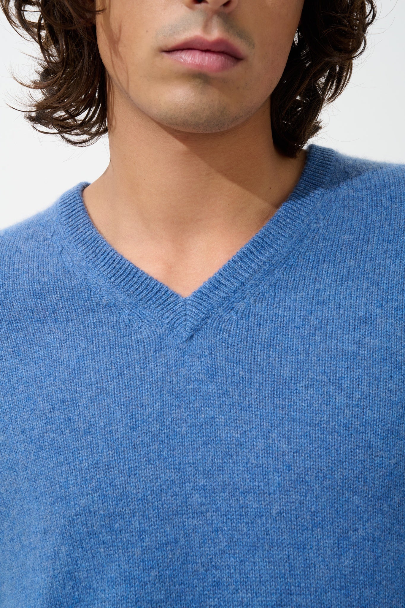 VICTOR pull col v 4 fils bleu denim 100% cachemire