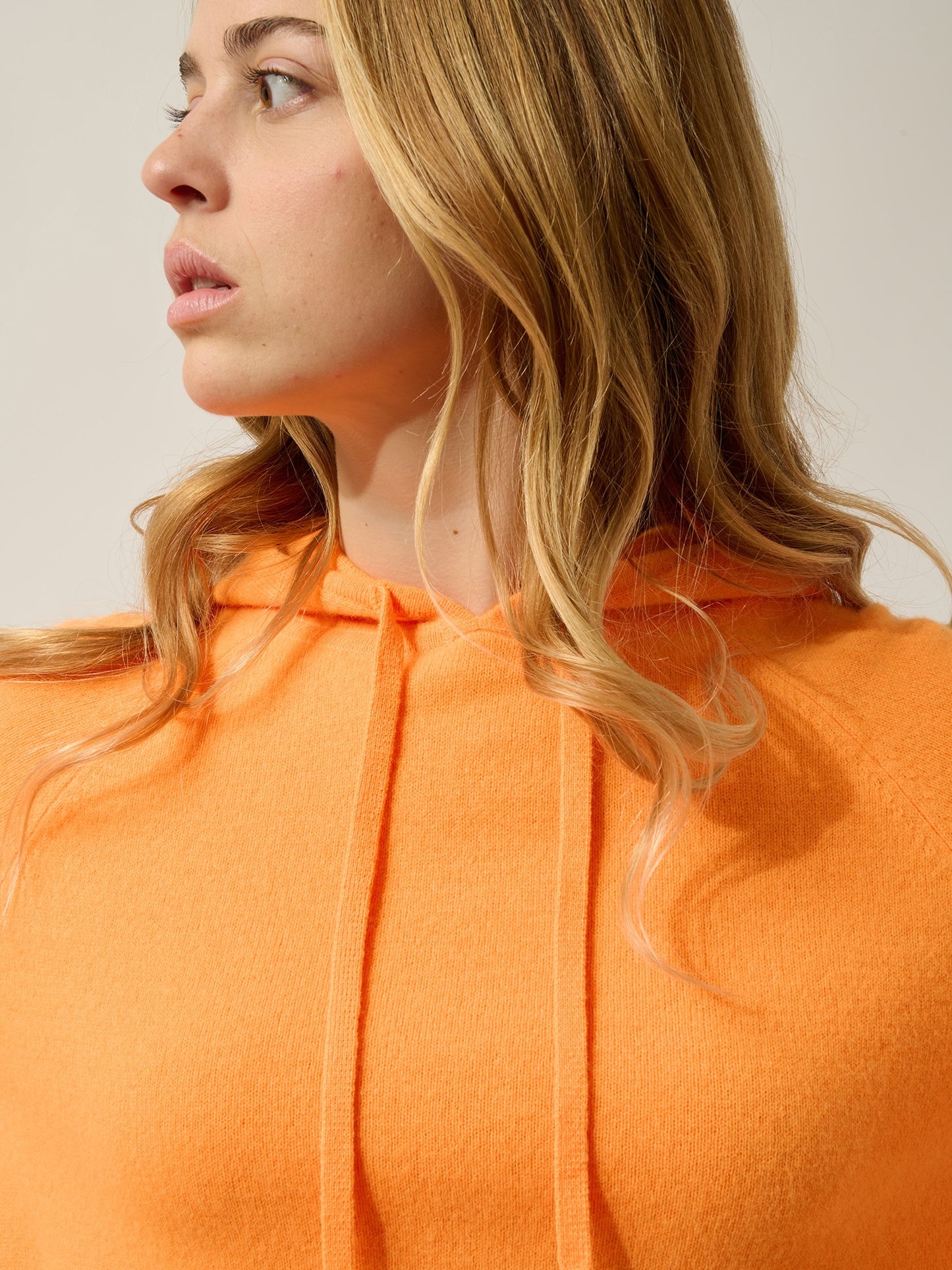 yarlside pull capuche mandarine fluo 100% cachemire