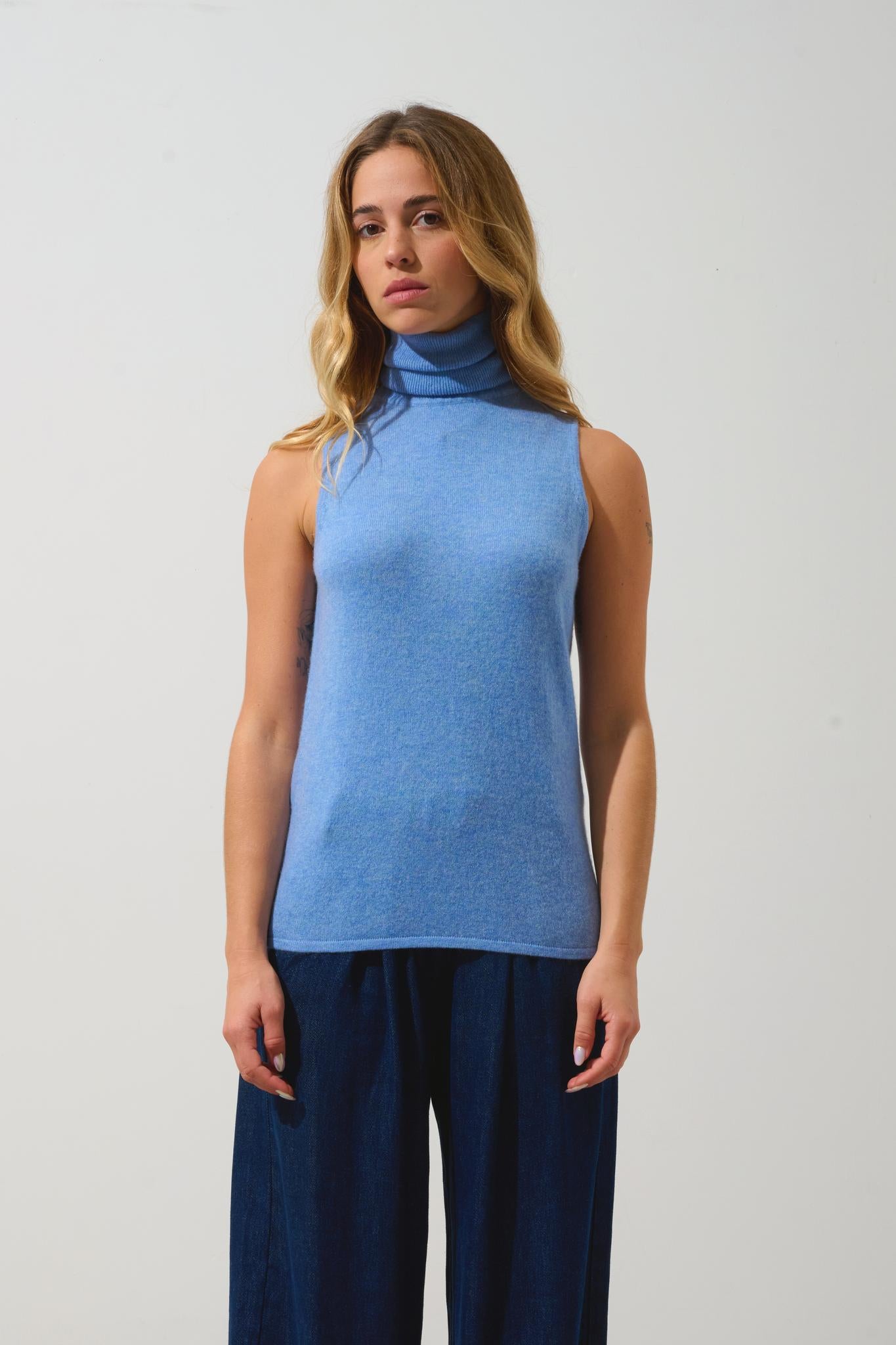 CAPUCIN pull col roulé sans manches sky 100% cachemire